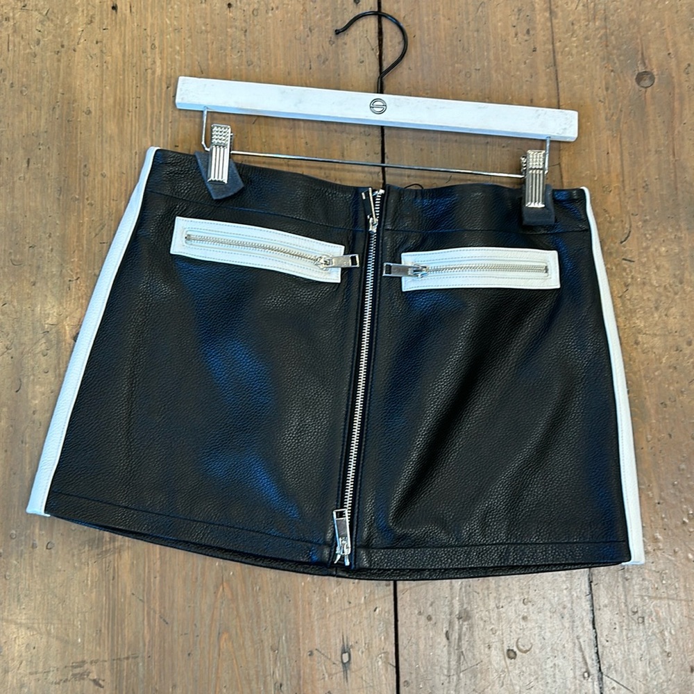 Zipper detail leather skirt